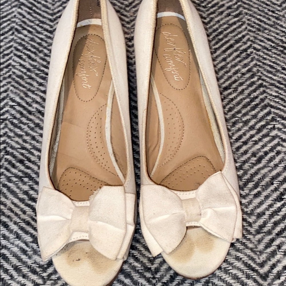 White Low wedges with bow in centre